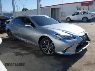 2024 Lexus ES 300h z VIN 58ADA1C17RU053992, wystawiony jako IAAI lot #42266946 z przebiegiem 10 146 mil mil oraz . Historia ofert i sprzedaży dostępna na DreamBid. Obrazek 1.
