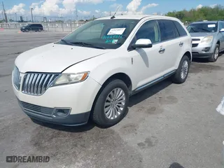 2011 Lincoln MKX with VIN 2LMDJ6JK4BBJ33136, listed as a IAAI auction lot 41824811 with 185,804 mi miles. Bid and sale history available at carsss.com. Image 17.