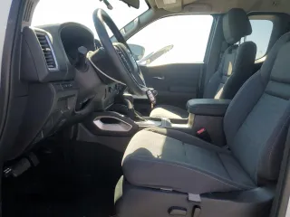 2024 Nissan Frontier S z VIN 1N6ED1CL9RN622812, wystawiony jako Copart lot #58045395 z przebiegiem 11 440 mil mil oraz Szkoda całkowita • Salvage title. Historia ofert i sprzedaży dostępna na DreamBid. Obrazek 7.