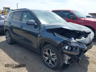 2022 Kia Seltos EX z VIN KNDERCAAXN7334443, wystawiony jako IAAI lot #42041184 z przebiegiem 50 424 mil mil oraz . Historia ofert i sprzedaży dostępna na DreamBid. Obrazek 1.