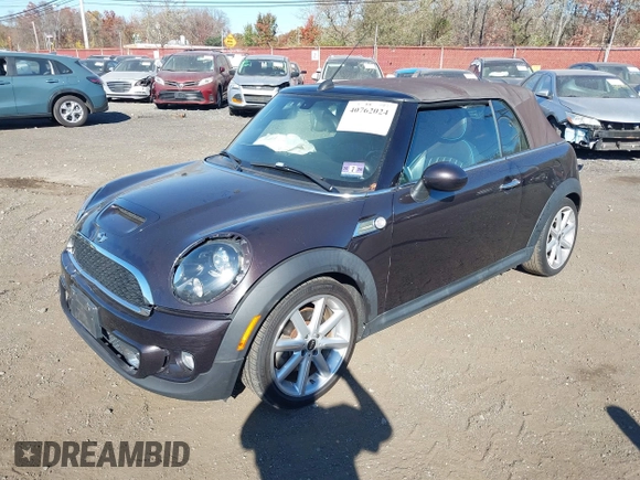 2013 MINI Convertible S z VIN WMWZP3C56DT705074, wystawiony jako IAAI lot #40762024 z przebiegiem 57 685 mil mil oraz . Historia ofert i sprzedaży dostępna na DreamBid. Obrazek 19.