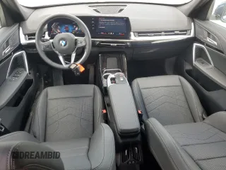 2025 BMW X1 xDrive28i z VIN WBX73EF03S5229226, wystawiony jako Copart lot #55457965 z przebiegiem 2490 mil mil oraz Tytuł czysty. Historia ofert i sprzedaży dostępna na DreamBid. Obrazek 8.