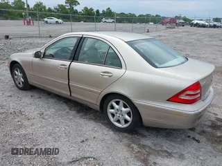 2003 Mercedes-Benz C 240 z VIN WDBRF61J43E013131, wystawiony jako IAAI lot #42036541 z przebiegiem Nie podano mil oraz . Historia ofert i sprzedaży dostępna na DreamBid. Obrazek 3.