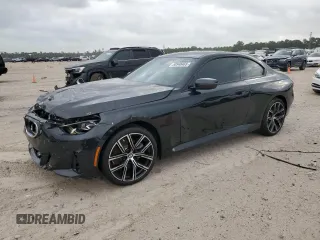 2024 BMW 2 Series 230i xDrive z VIN 3MW33CM07R8E70767, wystawiony jako Copart lot #50548465 z przebiegiem 1 537 mil mil oraz Szkoda całkowita • Salvage title. Historia ofert i sprzedaży dostępna na DreamBid. Obrazek 1.