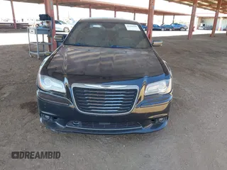 2013 Chrysler 300 C John Varvatos Limited Edition z VIN 2C3CCADG0DH698178, wystawiony jako IAAI lot #42250508 z przebiegiem 182 151 mil mil oraz . Historia ofert i sprzedaży dostępna na DreamBid. Obrazek 6.
