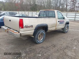 1989 GMC Sierra 2500 z VIN 1GTGK24K3KE532638, wystawiony jako IAAI lot #41830554 z przebiegiem 177 390 mil mil oraz . Historia ofert i sprzedaży dostępna na DreamBid. Obrazek 4.