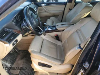 2013 BMW X5 xDrive50i z VIN 5UXZV8C56D0C16019, wystawiony jako Copart lot #59463285 z przebiegiem 133 905 mil mil oraz Czysty tytuł • Clean title. Historia ofert i sprzedaży dostępna na DreamBid. Obrazek 7.