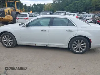 2019 Chrysler 300 Limited with VIN 2C3CCAKG7KH634459, listed as a IAAI auction lot 40450997 with 97,809 mi miles. Bid and sale history available at carsss.com. Image 15.