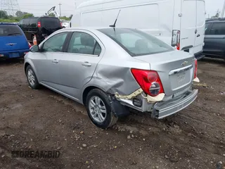 2014 Chevrolet Sonic LT z VIN 1G1JC5SH7E4131057, wystawiony jako IAAI lot #42468937 z przebiegiem 33 958 mil mil oraz . Historia ofert i sprzedaży dostępna na DreamBid. Obrazek 3.