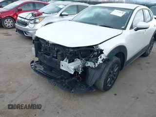 2023 Mazda CX-30 S z VIN 3MVDMBAM6PM572425, wystawiony jako IAAI lot #41833170 z przebiegiem 18 307 mil mil oraz . Historia ofert i sprzedaży dostępna na DreamBid. Obrazek 6.