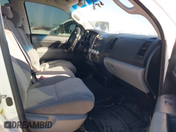 2013 Toyota Tundra z VIN 5TFRM5F14DX061244, wystawiony jako IAAI lot #41565473 z przebiegiem 253 238 mil mil oraz . Historia ofert i sprzedaży dostępna na DreamBid. Obrazek 5.