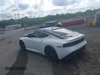 2023 Nissan Z Proto Spec с VIN JN1BZ4BH4PM311977, выставлен на аукционе IAAI как лот 42352895 с пробегом 1 020 миль миль и . История ставок и продаж доступна на DreamBid. Изображение 3.