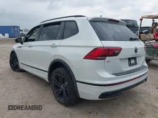 2024 Volkswagen Tiguan SE R-Line Black z VIN 3VVCB7AX3RM111987, wystawiony jako IAAI lot #42148019 z przebiegiem 6 455 mil mil oraz . Historia ofert i sprzedaży dostępna na DreamBid. Obrazek 3.