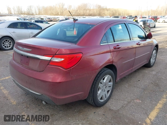 2014 Chrysler 200 LX z VIN 1C3CCBAB8EN211705, wystawiony jako IAAI lot #41835522 z przebiegiem 103 310 mil mil oraz . Historia ofert i sprzedaży dostępna na DreamBid. Obrazek 3.