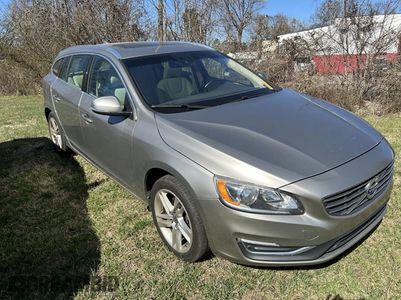 2015 Volvo V60 T5 Drive-E Premier z VIN YV140MEK6F1245353, wystawiony jako IAAI lot #41713825 z przebiegiem 131 682 mil mil oraz . Historia ofert i sprzedaży dostępna na DreamBid. Obrazek 1.