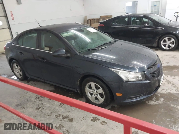 2014 Chevrolet Cruze 1LT z VIN 1G1PC5SB6E7178357, wystawiony jako IAAI lot #41724931 z przebiegiem 122 786 mil mil oraz . Historia ofert i sprzedaży dostępna na DreamBid. Obrazek 1.