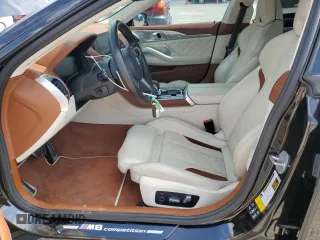 2021 BMW M8 z VIN WBSGV0C05MCF85718, wystawiony jako Copart lot #64518093 z przebiegiem 26 398 mil mil oraz . Historia ofert i sprzedaży dostępna na DreamBid. Obrazek 7.