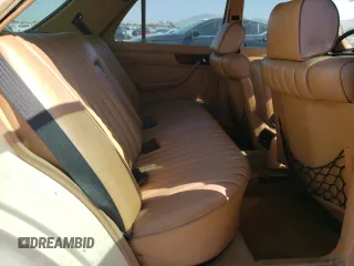 1984 Mercedes-Benz 300 SD z VIN WDBCB20A7EA016286, wystawiony jako Copart lot #76601734 z przebiegiem 110 036 mil mil oraz Szkoda całkowita • Salvage title. Historia ofert i sprzedaży dostępna na DreamBid. Obrazek 10.