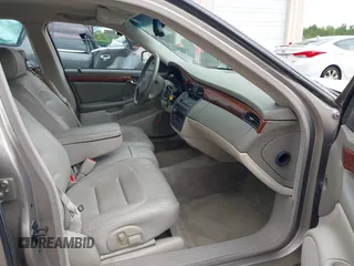2000 Cadillac DeVille z VIN 1G6KD54Y5YU317015, wystawiony jako IAAI lot #42441249 z przebiegiem 82 901 mil mil oraz . Historia ofert i sprzedaży dostępna na DreamBid. Obrazek 5.