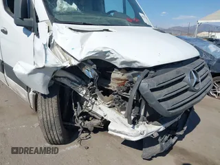 2019 Mercedes-Benz Sprinter Cargo z VIN WD4PF1CD1KP074822, wystawiony jako IAAI lot #40303744 z przebiegiem Nie podano mil oraz . Historia ofert i sprzedaży dostępna na DreamBid. Obrazek 6.