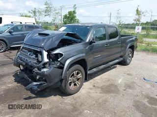 2017 Toyota Tacoma SR5 z VIN 3TMBZ5DN6HM010168, wystawiony jako IAAI lot #42315125 z przebiegiem 133 934 mil mil oraz . Historia ofert i sprzedaży dostępna na DreamBid. Obrazek 2.