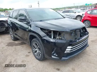 2019 Toyota Highlander LE z VIN 5TDZZRFH3KS313011, wystawiony jako IAAI lot #42140309 z przebiegiem 129 487 mil mil oraz . Historia ofert i sprzedaży dostępna na DreamBid. Obrazek 1.