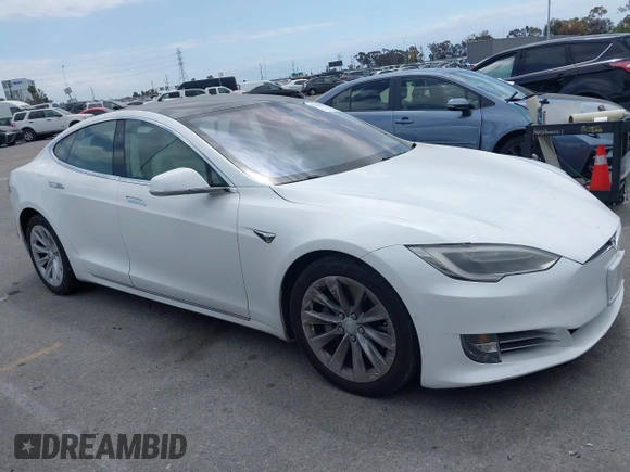 2018 Tesla Model S 75D z VIN 5YJSA1E28JF247985, wystawiony jako IAAI lot #42116586 z przebiegiem 102 062 mil mil oraz . Historia ofert i sprzedaży dostępna na DreamBid. Obrazek 13.