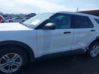 2022 Ford Explorer with VIN 1FMSK8BH7NGA40543, listed as a IAAI auction lot 41902785 with 1 mi miles. Bid and sale history available at carsss.com. Image 13.