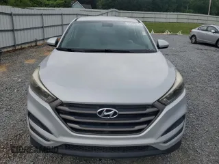 2016 Hyundai Tucson SE z VIN KM8J23A46GU242131, wystawiony jako Copart lot #57599675 z przebiegiem 76 940 mil mil oraz Czysty tytuł • Clean title. Historia ofert i sprzedaży dostępna na DreamBid. Obrazek 5.