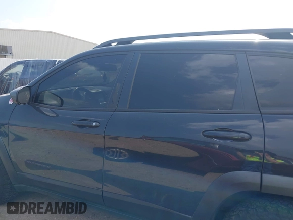2016 Jeep Cherokee Trailhawk z VIN 1C4PJMBS0GW300131, wystawiony jako IAAI lot #42439009 z przebiegiem 173 571 mil mil oraz . Historia ofert i sprzedaży dostępna na DreamBid. Obrazek 14.