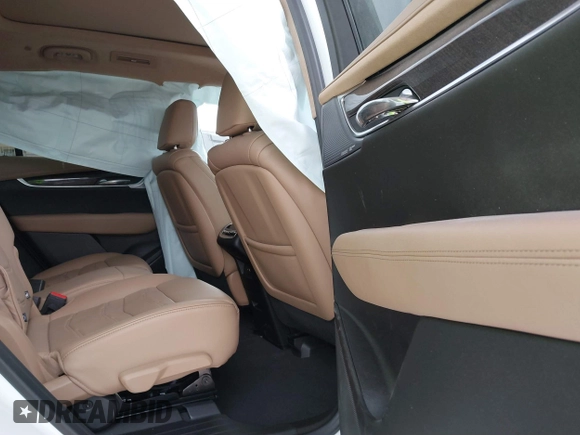 2024 Cadillac XT6 Premium Luxury z VIN 1GYKPERS5RZ741592, wystawiony jako IAAI lot #41327267 z przebiegiem 5 889 mil mil oraz . Historia ofert i sprzedaży dostępna na DreamBid. Obrazek 8.