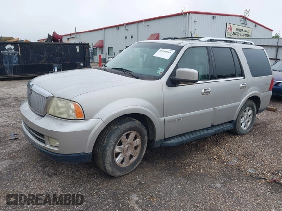 2005 Lincoln Navigator Luxury with VIN 5LMFU27585LJ15553, listed as a IAAI auction lot 42090461 with 243,871 mi miles. Bid and sale history available at carsss.com. Image 2.