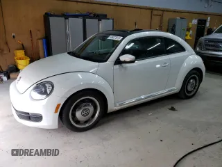 2013 Volkswagen Beetle z VIN 3VWHX7AT2DM634149, wystawiony jako Copart lot #59927975 z przebiegiem Nie podano mil oraz Czysty tytuł • Clean title. Historia ofert i sprzedaży dostępna na DreamBid. Obrazek 1.