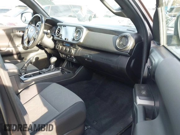 2021 Toyota Tacoma SR5 z VIN 3TMDZ5BN6MM110938, wystawiony jako IAAI lot #41838703 z przebiegiem 67 680 mil mil oraz . Historia ofert i sprzedaży dostępna na DreamBid. Obrazek 5.