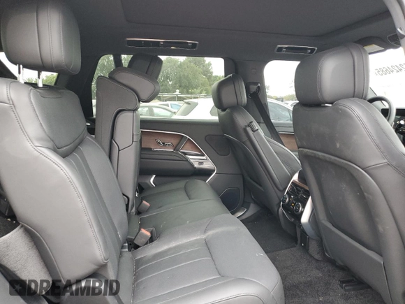 2024 Land Rover Range Rover SE z VIN SALKPBFU8RA253321, wystawiony jako Copart lot #52424685 z przebiegiem 10 418 mil mil oraz Szkoda całkowita • Salvage title. Historia ofert i sprzedaży dostępna na DreamBid. Obrazek 11.