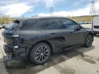 2024 BMW iX xDrive50 z VIN WB523CF07RCP08357, wystawiony jako Copart lot #54941205 z przebiegiem 28 240 mil mil oraz Szkody całkowita. Historia ofert i sprzedaży dostępna na DreamBid. Obrazek 3.