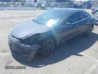 2018 Tesla Model 3 Long Range Battery z VIN 5YJ3E1EA9JF042319, wystawiony jako IAAI lot #41871931 z przebiegiem 138 837 mil mil oraz . Historia ofert i sprzedaży dostępna na DreamBid. Obrazek 2.