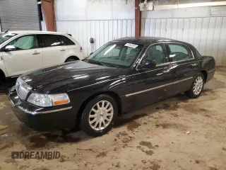 2008 Lincoln Town Car Limited z VIN 2LNHM82V68X660986, wystawiony jako Copart lot #55635465 z przebiegiem 144 581 mil mil oraz Czysty tytuł • Clean title. Historia ofert i sprzedaży dostępna na DreamBid. Obrazek 1.