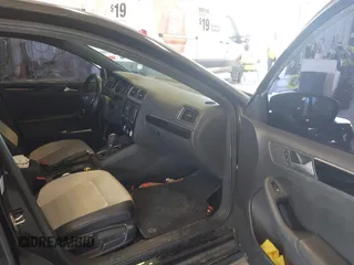 2015 Volkswagen Jetta SE z VIN 3VWD17AJ7FM415950, wystawiony jako IAAI lot #42202024 z przebiegiem 107 877 mil mil oraz . Historia ofert i sprzedaży dostępna na DreamBid. Obrazek 5.