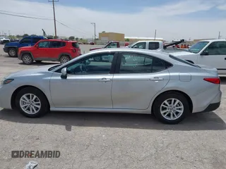 2025 Toyota Camry LE z VIN 4T1DAACKXSU137360, wystawiony jako IAAI lot #42245564 z przebiegiem 1 247 mil mil oraz . Historia ofert i sprzedaży dostępna na DreamBid. Obrazek 14.