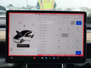2020 Tesla Model 3 Standard Range Plus z VIN 5YJ3E1EAXLF806438, wystawiony jako IAAI lot #42104964 z przebiegiem 89 065 mil mil oraz . Historia ofert i sprzedaży dostępna na DreamBid. Obrazek 18.