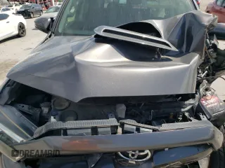 2018 Toyota 4Runner SR5 z VIN JTEBU5JR6J5485820, wystawiony jako Copart lot #57053075 z przebiegiem Nie podano mil oraz Szkoda całkowita • Salvage title. Historia ofert i sprzedaży dostępna na DreamBid. Obrazek 12.