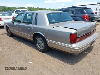 1994 Lincoln Town Car Signature z VIN 1LNLM82W2RY628475, wystawiony jako IAAI lot #42320445 z przebiegiem 107 346 mil mil oraz . Historia ofert i sprzedaży dostępna na DreamBid. Obrazek 3.