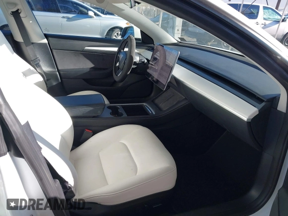 2022 Tesla Model 3 Long Range z VIN 5YJ3E1EB4NF331218, wystawiony jako IAAI lot #41827613 z przebiegiem 84 088 mil mil oraz . Historia ofert i sprzedaży dostępna na DreamBid. Obrazek 5.