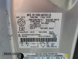 2010 Ford F-150 XL z VIN 1FTFW1EV2AFC00699, wystawiony jako Copart lot #60511295 z przebiegiem 220 667 mil mil oraz Czysty tytuł • Clean title. Historia ofert i sprzedaży dostępna na DreamBid. Obrazek 12.