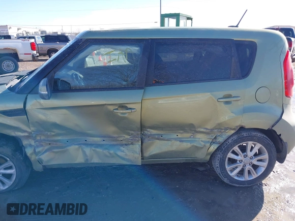 2013 Kia Soul + z VIN KNDJT2A67D7518517, wystawiony jako IAAI lot #41672301 z przebiegiem Nie podano mil oraz . Historia ofert i sprzedaży dostępna na DreamBid. Obrazek 6.