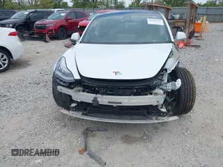 2019 Tesla Model 3 Mid Range z VIN 5YJ3E1EA5KF466517, wystawiony jako IAAI lot #40296116 z przebiegiem 66 509 mil mil oraz . Historia ofert i sprzedaży dostępna na DreamBid. Obrazek 6.