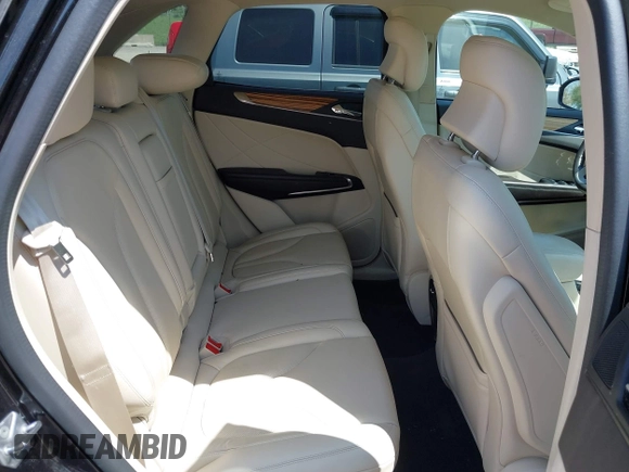 2015 Lincoln MKC z VIN 5LMTJ2AH1FUJ07790, wystawiony jako IAAI lot #42179874 z przebiegiem 47 945 mil mil oraz . Historia ofert i sprzedaży dostępna na DreamBid. Obrazek 8.