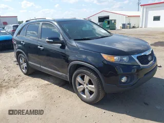 2013 Kia Sorento EX z VIN 5XYKU3A62DG348688, wystawiony jako IAAI lot #42216843 z przebiegiem 231 471 mil mil oraz . Historia ofert i sprzedaży dostępna na DreamBid. Obrazek 1.