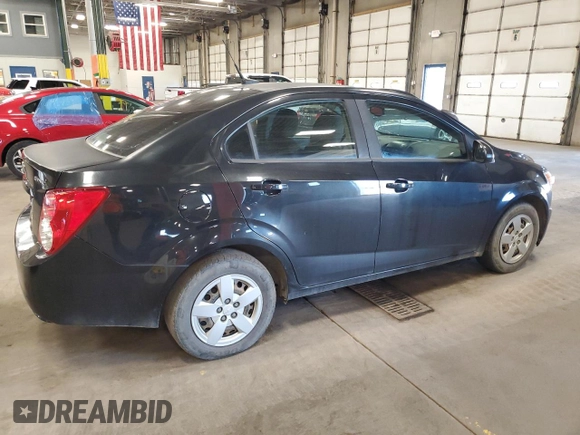 2013 Chevrolet Sonic LS z VIN 1G1JA5SH5D4169083, wystawiony jako Copart lot #55703555 z przebiegiem Nie podano mil oraz Czysty tytuł • Clean title. Historia ofert i sprzedaży dostępna na DreamBid. Obrazek 3.